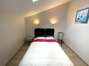 - une chambre avec un grand lit blanc dans l'établissement Maison La Tranche-sur-Mer, 3 pièces, 4 personnes - FR-1-22-298, à La Tranche-sur-Mer