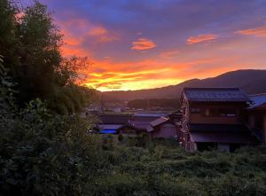 KayaにあるAkano House, an inn of katarai - Vacation STAY 10702の集落の家々の夕暮れ