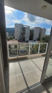 balcón con vistas a la ciudad en Dean funes suites 302 en Salta
