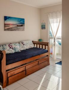 um quarto com uma cama num quarto em DE FRENTE PRO MAR na Praia Grande