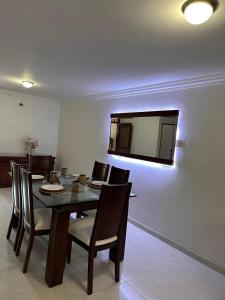 a dining room with a table and chairs and a mirror at APARTAMENTO FERROCARRIL 201 in Ibagué