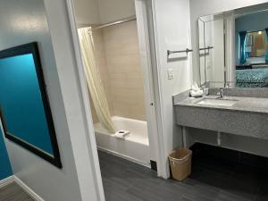 Koupelna v ubytování Regency Inn & Suites
