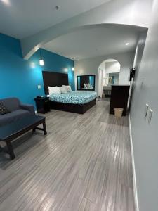 Postel nebo postele na pokoji v ubytování Regency Inn & Suites