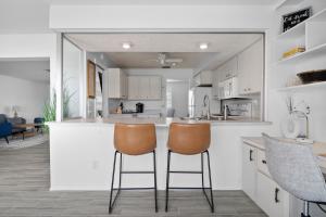Kuchyň nebo kuchyňský kout v ubytování Venice Lakefront Pool Home