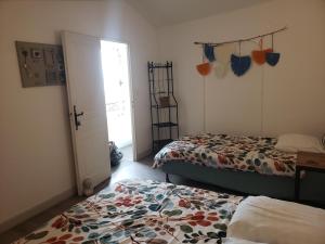 - une chambre avec 2 lits, une fenêtre et une échelle dans l'établissement Chez Nathalie, à Maussane-les-Alpilles