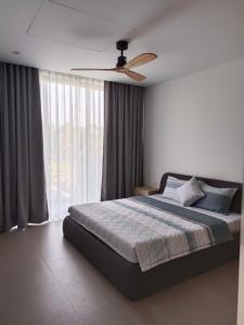 Thuận BiênにあるVilla sanctuary Resort - Bai bien rieng ho tramのベッドルーム1室(ベッド1台、シーリングファン付) +22枚の写真