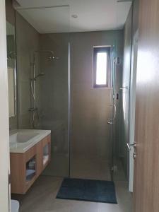 Thuận BiênにあるVilla sanctuary Resort - Bai bien rieng ho tramのバスルーム(シャワー、シンク、ガラスドア付)