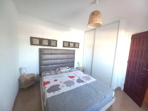 um quarto com uma cama com vacas em Apartamento Sant Pere Pescador, 1 dormitorio, 4 personas - ES-89-129 em Sant Pere Pescador
