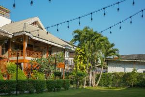 uma casa com uma série de luzes de Natal em Buri Gallery House em Chiang Mai