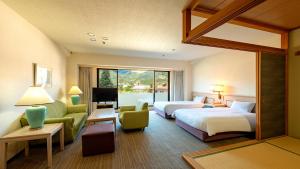 箱根町にあるEN RESORT Re'Cove Hakoneのベッド2台とソファがあるホテルの部屋