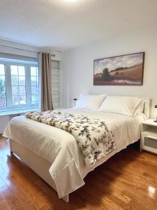 sypialnia z dużym łóżkiem w pokoju w obiekcie Elegant Spacious 4BR House in Upscale Neighborhood w mieście Richmond Hill