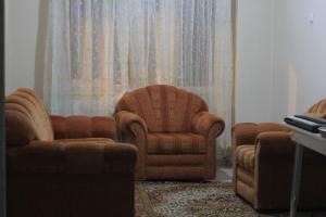 uma sala de estar com duas cadeiras e um sofá em 73 / 3 em Elazig