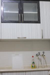 encimera de cocina con fregadero y ventana en 73 / 3 en Elazığ
