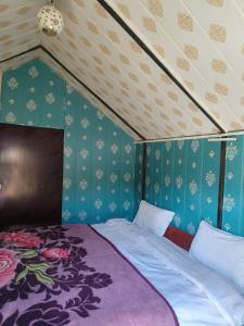 1 dormitorio con 1 cama en una habitación con paredes azules en KASANA CLUB MUSSOORIE en Mussoorie