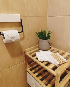 ein Badezimmer mit einem Tisch und einer Pflanze darauf in der Unterkunft Fast Wi-Fi + Kitchen + In the Heart of Sofia in Sofia