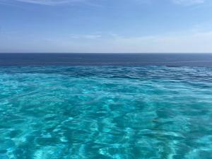 une grande étendue d'eau avec de l'eau bleue dans l'établissement Villa avec piscine à débordement et climatisation, Côte d'Azur - FR-1-768-71, aux Issambres 4 autres photos