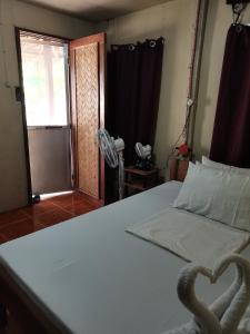 una camera da letto con un letto con un cuore sopra di Carmelita Beach Homestay a El Nido