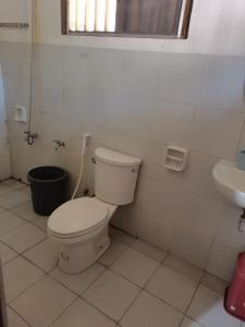 bagno con servizi igienici e lavandino di Carmelita Beach Homestay a El Nido