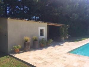una casa con garaje y piscina en Provencal farmhouse, pool, pool house, countryside Plan d’Orgon, Provence - 8 people, en Cavaillon