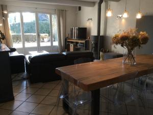 sala de estar con mesa y sofá en Provencal farmhouse, pool, pool house, countryside Plan d’Orgon, Provence - 8 people, en Cavaillon