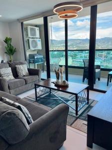 sala de estar con sofá y mesa en Luxury 2BR Apartment in Astria 605 en Tegucigalpa