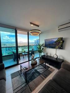 een woonkamer met een bank en een tafel bij Luxury 2BR Apartment in Astria 605 in Tegucigalpa