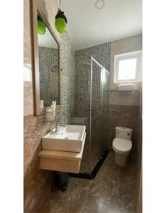Koupelna v ubytování Pinus Hotel