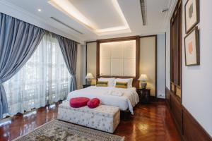 チェンマイにあるLunar Mansion Hotelのベッドルーム1室(大型ベッド1台、赤い枕付)