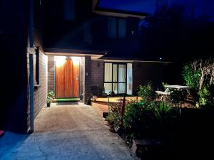 奥克兰Comfy Stay in Room with Security & Privacy - Room 102的夜晚的房子的前门