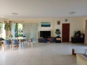 Et tv og/eller underholdning på TRIPLET Suite Rayong Seaview Private Beach