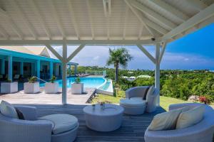 een patio met stoelen en een zwembad bij Luxury Vacation Villa 7 in Les Terres Basses