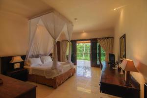 Vuode tai vuoteita majoituspaikassa Champlung Sari Hotel and Spa Ubud