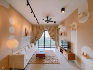 un soggiorno con divano e tavolo di Country Garden Danga Bay by Lions Bay a Johor Bahru