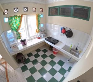 una vista aérea de una pequeña cocina con fregadero en Omah Sidoarum Homestay Jogja, en Godean