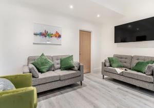 卡地夫的住宿－Hafan y Ddinas Cardiff Apartment 2，客厅配有2张沙发和1台平面电视