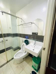uma casa de banho com um WC, um lavatório e um chuveiro em LATALAND HOSTEL em Cidade de Ho Chi Minh
