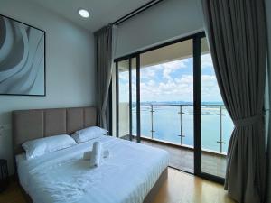 sypialnia z łóżkiem i dużym oknem w obiekcie Country Garden Danga Bay by Lions Bay w mieście Johor Bahru
