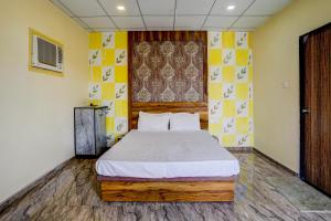1 dormitorio con 1 cama en una habitación en Super OYO Neelkanth Hotel And Restaurant en Vadodara