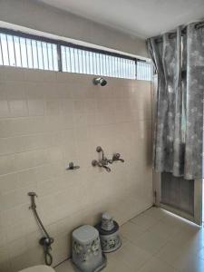 un bagno con wc e finestra di Shantiniketan - Comfortable Stay in Ayodhya a Ayodhya