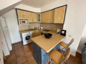 una piccola cucina con bancone e lavastoviglie di Olivia’s house a Maspalomas