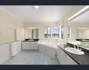 Mynd úr myndasafni af Stunning Absolute Waterfront With Private Jetty í Fishing Point +37 myndir
