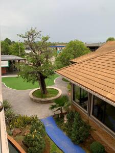 una vista aérea de un edificio con un árbol en โรงแรม ดิ โอวาเล่ย์ [The O Valley Boutique Hotel] 