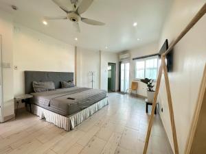 a bedroom with a bed and a ceiling fan at Apartment - 1 Bed Condo in Saigon center District 1 - 1 Phòng ngủ Riêng, Phạm Viết Chánh, Quận 1 in Ho Chi Minh City