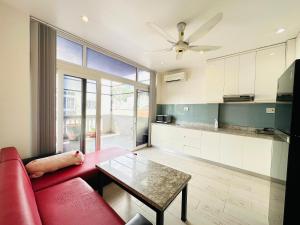 - un salon avec un canapé rouge et une table dans l'établissement Apartment - 1 Bed Condo in Saigon center District 1 - 1 Phòng ngủ Riêng, Phạm Viết Chánh, Quận 1, à Hô-Chi-Minh-Ville