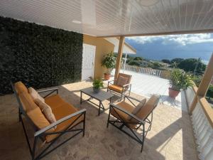 un patio con sedie e un tavolo sul balcone. di Casa del Ángel #10 a La Ceiba