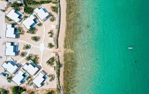 una vista aerea sulla spiaggia e sull'acqua di The Beach Eco Resort a Tisno (Stretto)