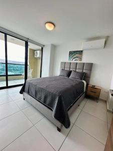1 dormitorio con 1 cama y vistas al océano en Luxury 1BR Apartment in Astria 706, en Tegucigalpa