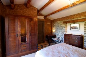 ein Schlafzimmer mit einem Bett und einer Steinmauer in der Unterkunft Villa Milica - Istrian ecohouse in Barban