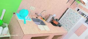 a model of a kitchen with a sink at Alquiler de departamentos por dia Novos Apart Catamarca in San Fernando del Valle de Catamarca