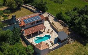 een luchtzicht op een huis met een zwembad bij Villa Milica - Istrian ecohouse in Barban